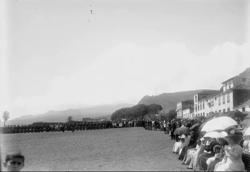 Desfile militar en Las Explanadas - Visita de Alfonso XIII